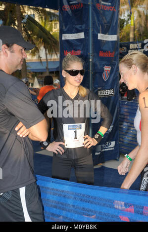 Anna Kournikova Triathlon 040509 10.JPG MIAMI BEACH, FL - AVRIL 05 : Anna Kournikova (le 27-ans, ancien tennis pro) partisapated au lever du dimanche pour la deuxième année de South Beach, Triathlon Nautica bénéficiant St Jude Children's Research Hospital. Anna a fini la course en 1:35,58. Le 5 avril 2009 à Key Biscayne, Floride / Hoo-Me.com MediaPunch Hoo-Me.com Personnes : Anna Kournikova / MediaPunch Banque D'Images