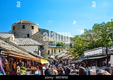 Une grande foule de touristes se diriger vers le pont vieux sur le marché avec des marchands de souvenirs à Mostar Bosnie et Herzegovnia Banque D'Images