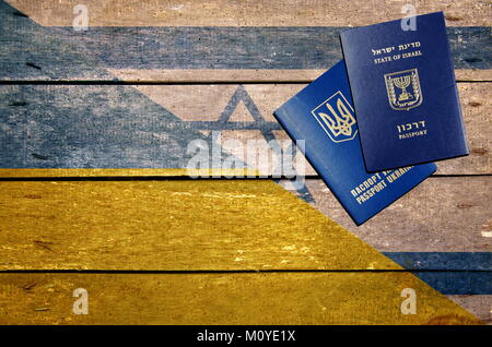 Israël et l'Ukraine sur le passeport et les drapeaux de table Banque D'Images