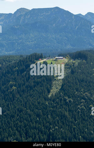 Vue aérienne de parapentes décollant de montagne Tegelberg, Bavière, Allemagne Banque D'Images