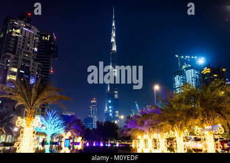 Dubaï, Émirats arabes unis - Octobre 18, 2017 Dubaï : scène de nuit avec mega gratte-ciel Burj Khalifa voir l'environnement moderne et Banque D'Images