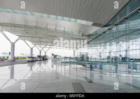 Hanoi, Vietnam - Novembre 6,2017 : Les passagers peuvent voir l'exploration à la zone de dépôt de l'Aéroport International de Noi Bai au Vietnam. Banque D'Images