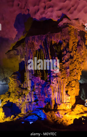 Vue de l'intérieur de la grotte de surprise, il a également connu sous le nom de la Caverne Sung Sot. Il est situé dans le centre de l'UNESCO a déclaré patrimoine mondial, qui est loca Banque D'Images