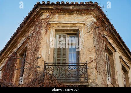 Vieux bâtiment à proximité de Monastiraki Athènes Grèce avec demi porte ouverte et un balcon Banque D'Images