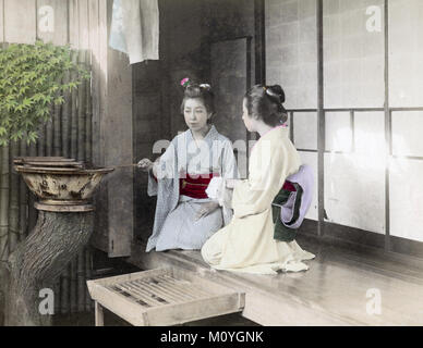 Geishas sur plateau chambre véranda, Japon, c.1890 Banque D'Images