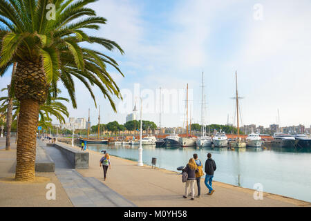 Barcelone, Espagne - 03 NOVEMBRE 2016 : la marche à un célèbre Port Vell de Barcelone. Port Vell est un port de mer à Barcelone Banque D'Images