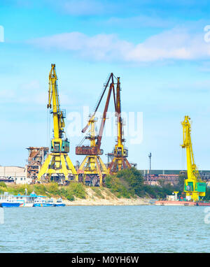 Les transports le port industriel sur Danube . Roumanie Banque D'Images