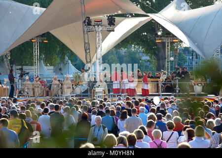 Allemagne, Cologne, culte d'ouverture du Congrès Eucharistique 2013 au Tanzbrunnen dans le quartier de Deutz. Deutschland, Koeln, Eroeffnungsgottesdie Banque D'Images