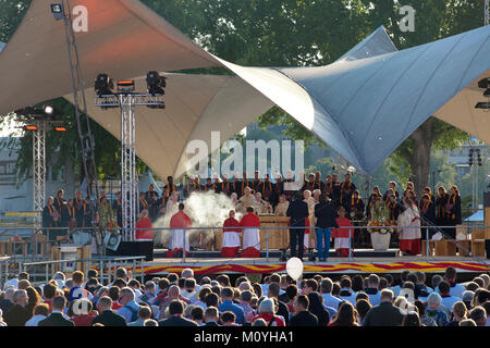 Allemagne, Cologne, culte d'ouverture du Congrès Eucharistique 2013 au Tanzbrunnen dans le quartier de Deutz. Deutschland, Koeln, Eroeffnungsgottesdie Banque D'Images