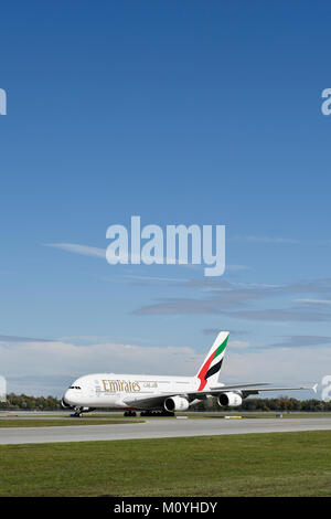 Emirates Airlines, Airbus A380-800, roulant sur la piste, l'aéroport de Munich, Haute-Bavière, Allemagne Banque D'Images