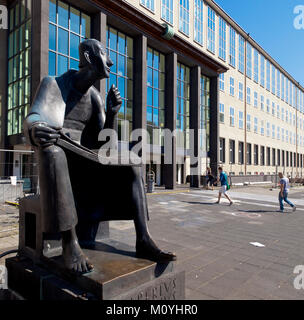 Allemagne, Cologne, Albertus-Magnus monument situé en face du bâtiment principal de l'Université de Cologne dans le quartier Lindenthal. Deutschland, Koeln Banque D'Images