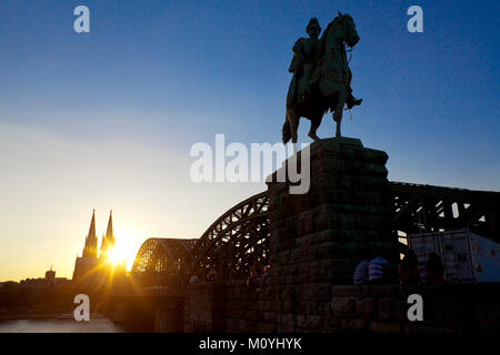 Allemagne, Cologne, la cathédrale et statue équestre au pont Hohenzollern. Deutschland, Koeln, Der Dom und der Hohenzollernbru Reiterstatue un Banque D'Images