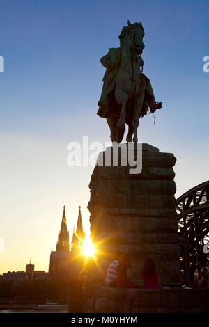 Allemagne, Cologne, la cathédrale et statue équestre au pont Hohenzollern. Deutschland, Koeln, Der Dom und der Hohenzollernbru Reiterstatue un Banque D'Images