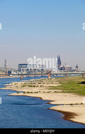 Allemagne, Cologne, faible niveau de la rivière du Rhin, le 6 septembre 2013, les banques du Rhin dans Cologne-Poll, vue de la Rheinau Harbour et l'cathed Banque D'Images