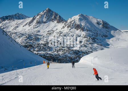 Skieurs et planchistes sur une piste avec le Pic Baix del Cubil au loin, Grandvalaria ski area, Andorre, Europe Banque D'Images