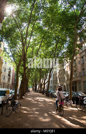 Allemagne, Cologne, d'avions à l'Weissenburg street dans le quartier d'Agnes. Deutschland, Koeln, der im Weissenburgstrasse dans 'Section Agnesviertel. Banque D'Images