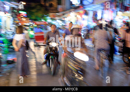 Trafic de motos, de vélos et de piétons dans une rue du quartier Ba Dinh de Hanoi, Hanoi, Vietnam, Asie Banque D'Images