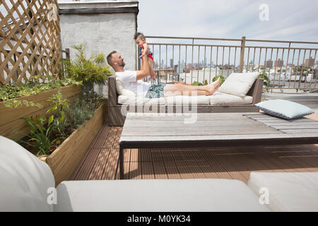 Père de détente avec sa petite fille on patio Banque D'Images