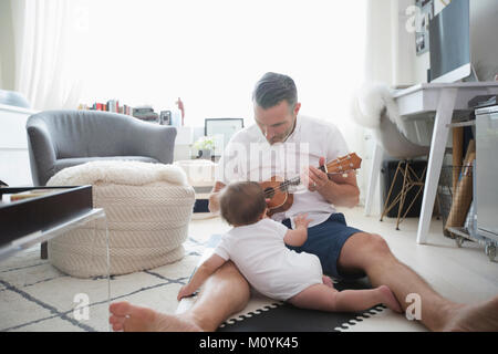 De père ukulele pour bébé Banque D'Images