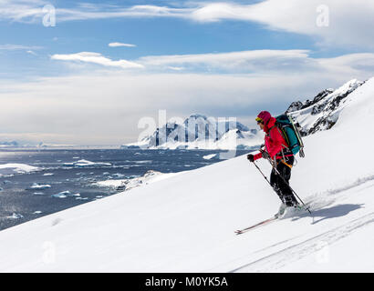 Ski alpin féminin ski alpin de l'alpiniste dans l'Antarctique ; RongÃ© Island ; la péninsule Arctowski Banque D'Images