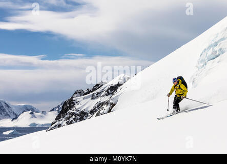 Professionnel Féminin de ski alpin ski alpin guide alpiniste en Antarctique ; RongÃ© Island ; la péninsule Arctowski Banque D'Images