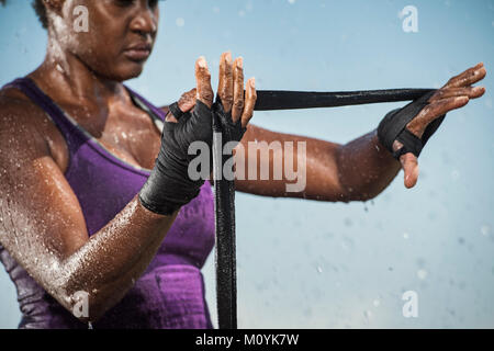 Black woman wrapping hands for boxing Banque D'Images