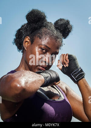Portrait de femme noire avec des mains pour l'entraînement de boxe Banque D'Images