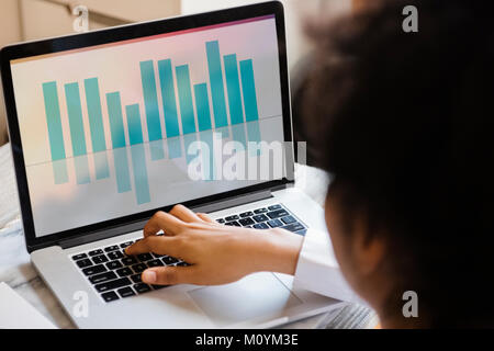 African American Woman typing on laptop Banque D'Images