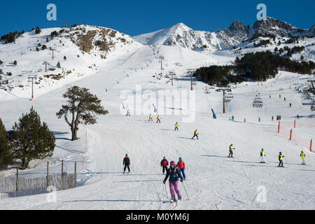 Skieurs sur les pistes de ski de Grau Roig, Grandvalaria, Andorre, Europe Banque D'Images