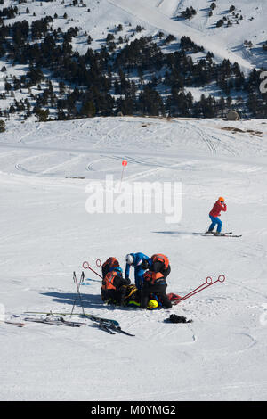 L'équipage de sauvetage en montagne aider un skieur blessé sur une civière à Grau Roig, Grandvalaria ski area, Andorre, Europe Banque D'Images