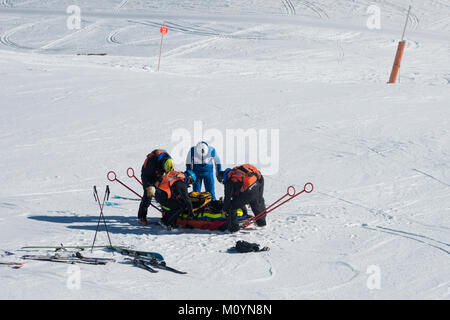 L'équipage de sauvetage en montagne aider un skieur blessé sur une civière à Grau Roig, Grandvalaria ski area, Andorre, Europe Banque D'Images