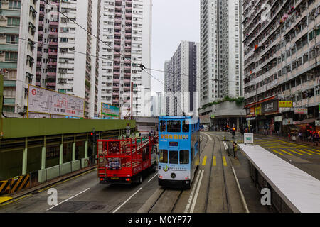 Hong Kong - Mar 29, 2017. Le tram s'exécutant sur street at Quarry Bay à Hong Kong. Hong Kong a eu le plus haut degré de liberté économique dans le monde. Banque D'Images