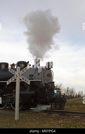 Train à vapeur historique au croisement de chemin de fer dans le village historique de Heritage Park Banque D'Images