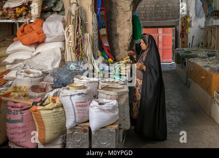 Nizwa, Oman, 26 mai 2016 : femme wlocal shopping dans un marché Banque D'Images