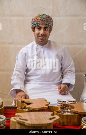 Nizwa, Oman, 26 mai 2016 : l'homme en costume traditionnel local Banque D'Images