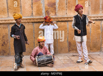 Enfants musiciens de la rue à l'extérieur de la Patwon Ji Ki Haveli, Jaisalmer, Rajasthan, India Banque D'Images