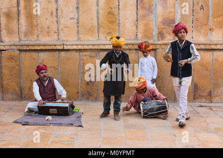 Enfants musiciens de la rue à l'extérieur de la Patwon Ji Ki Haveli, Jaisalmer, Rajasthan, India Banque D'Images