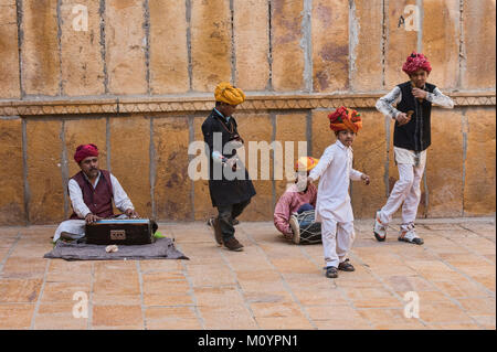 Enfants musiciens de la rue à l'extérieur de la Patwon Ji Ki Haveli, Jaisalmer, Rajasthan, India Banque D'Images