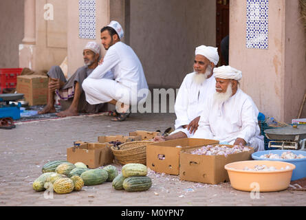 Nizwa, Oman - Juin 24th, 2017 : hommes omanais qui vendent leurs produits à un streetmarket en vieille ville Banque D'Images