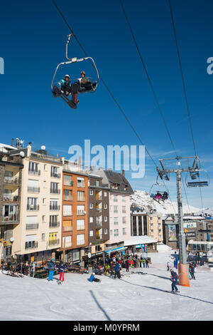 Restaurants, boutiques et un télésiège au bas des pistes de pas de la Casa, Grandvalaria ski area, Andorre, Europe Banque D'Images