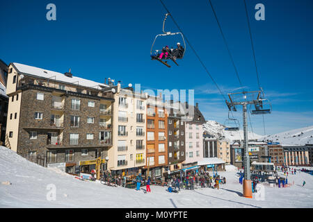 Restaurants, boutiques et un télésiège au bas des pistes de pas de la Casa, Grandvalaria ski area, Andorre, Europe Banque D'Images