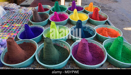 Cônes de couleur de peinture en poudre dans le marché, Pushkar, Rajasthan, India Banque D'Images