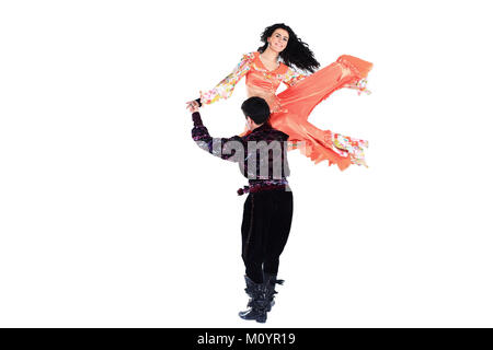 Couple dansant, dans la région de la Gypsy costumes de danse folklorique de la scène Banque D'Images