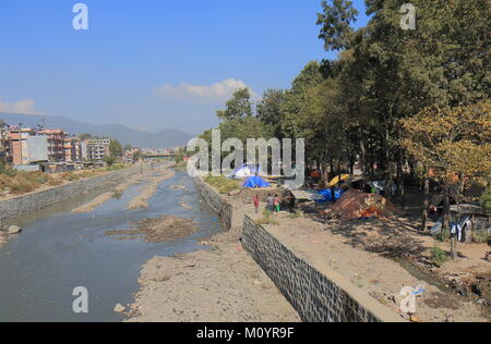 Les gens vivent sur les bords de la rivière à Katmandou au Népal. Banque D'Images