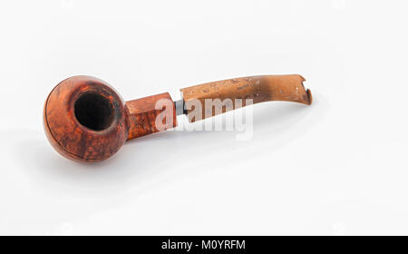 Ancienne pipe sur fond blanc Banque D'Images