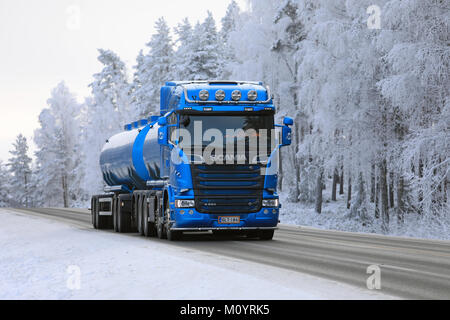 SALO, FINLANDE - le 21 janvier 2018 : Blue Scania R580 camion-citerne se déplace le long de la route d'hiver givré flanquée de forêt pour ramasser une charge. Banque D'Images