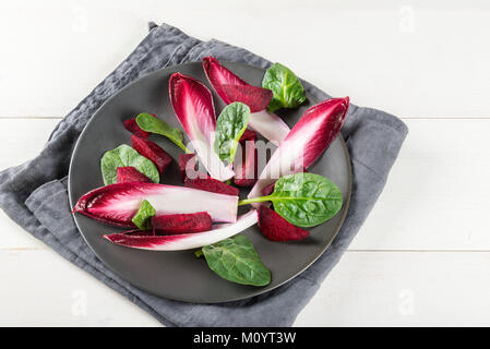 La chicorée rouge, les betteraves et les épinards sont dans la plaque avant de faire salade halloumi Banque D'Images