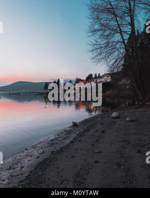 Old Orchard / Rocky Point Park, Vancouver, Colombie-Britannique, Canada et le paysage environnant pendant le coucher du soleil de la plage avec Dockside Retreat Banque D'Images