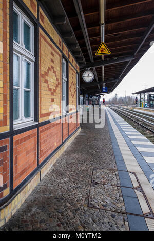 Berlin-Grunewald S-Bahn station ferroviaire dessert la ligne S7 du réseau ferroviaire suburbain de la BVG, plate-forme et les voies ferroviaires Banque D'Images