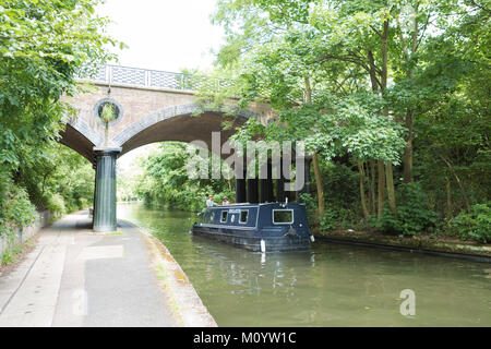 Regents Canal et étroit pont bateau passant sous Banque D'Images